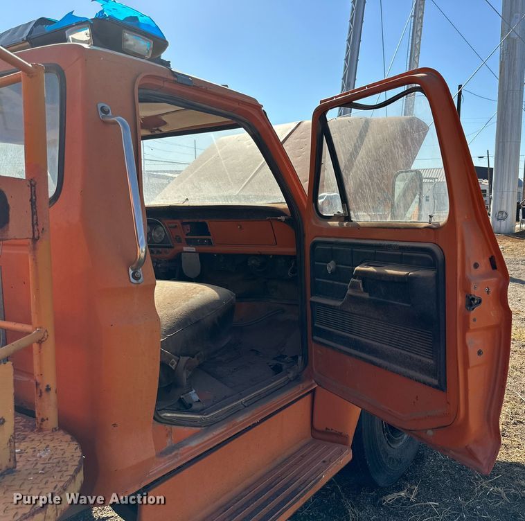 image for item DP5917 1976 Ford F750 fire truck