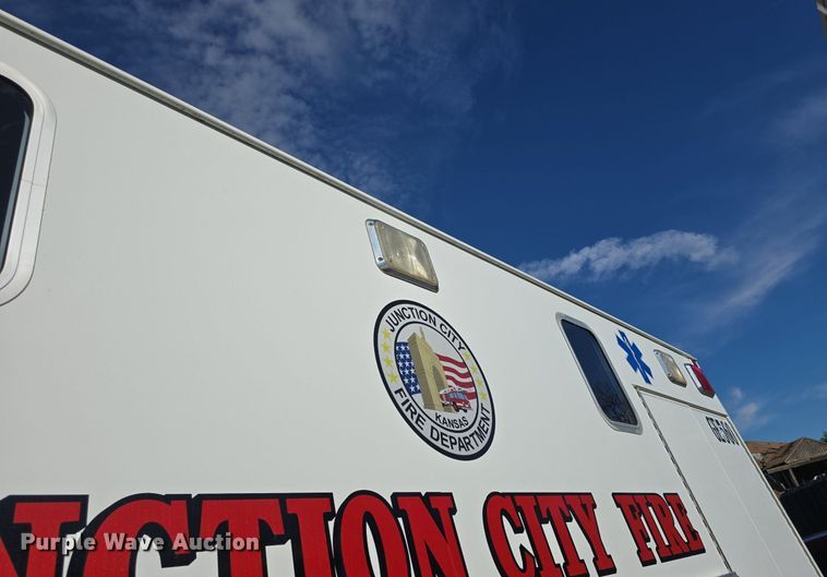 image for item DQ5285 1988 Freightliner  FL112 rescue vehicle