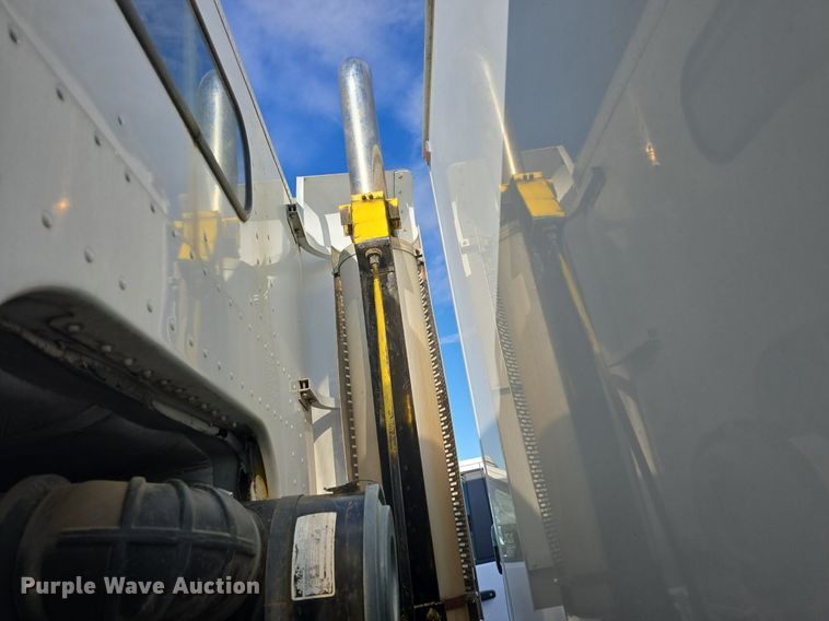 image for item DQ5285 1988 Freightliner  FL112 rescue vehicle