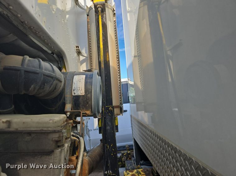 image for item DQ5285 1988 Freightliner  FL112 rescue vehicle