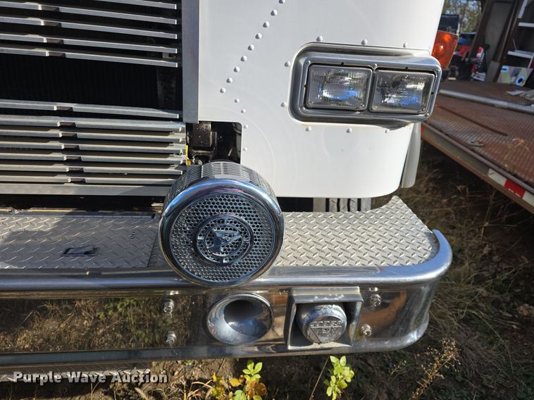 image for item DQ5285 1988 Freightliner  FL112 rescue vehicle