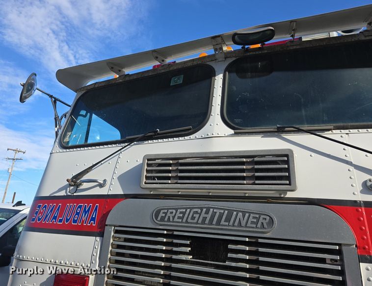 image for item DQ5285 1988 Freightliner  FL112 rescue vehicle