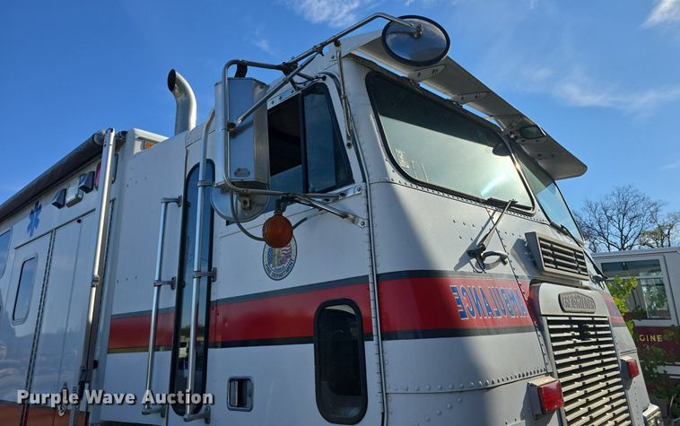 image for item DQ5285 1988 Freightliner  FL112 rescue vehicle