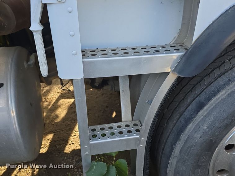 image for item DQ5285 1988 Freightliner  FL112 rescue vehicle