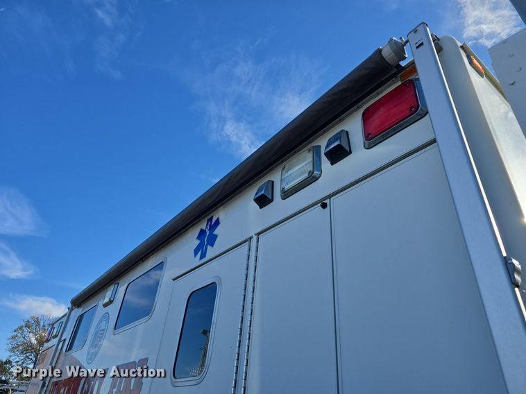 image for item DQ5285 1988 Freightliner  FL112 rescue vehicle