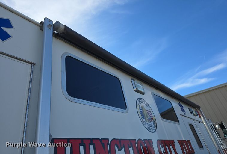 image for item DQ5285 1988 Freightliner  FL112 rescue vehicle