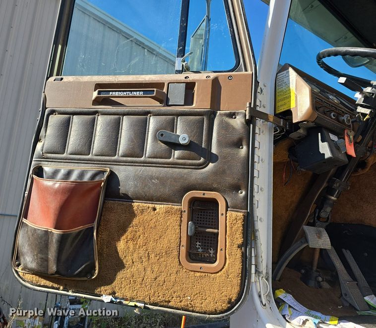 image for item DQ5285 1988 Freightliner  FL112 rescue vehicle