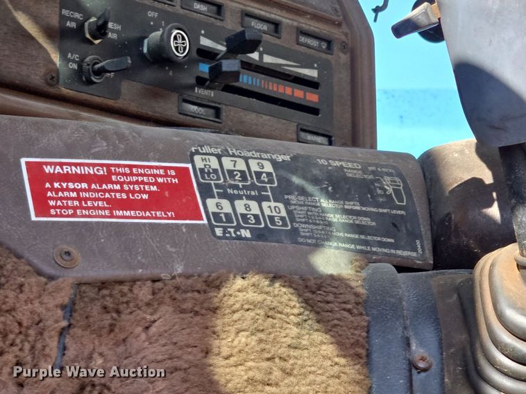 image for item DQ5285 1988 Freightliner  FL112 rescue vehicle