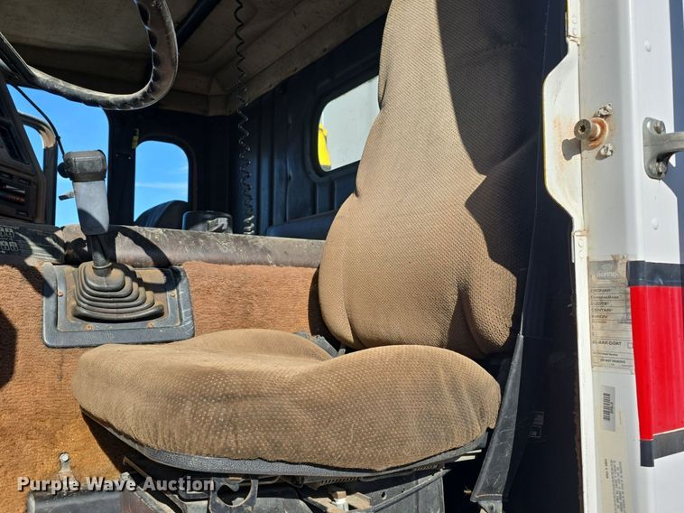 image for item DQ5285 1988 Freightliner  FL112 rescue vehicle