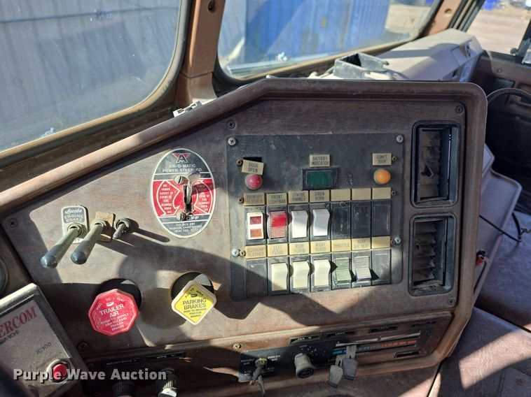 image for item DQ5285 1988 Freightliner  FL112 rescue vehicle