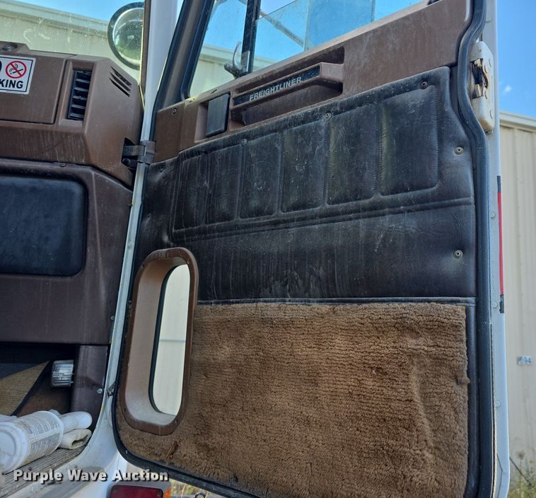 image for item DQ5285 1988 Freightliner  FL112 rescue vehicle