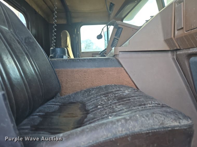 image for item DQ5285 1988 Freightliner  FL112 rescue vehicle