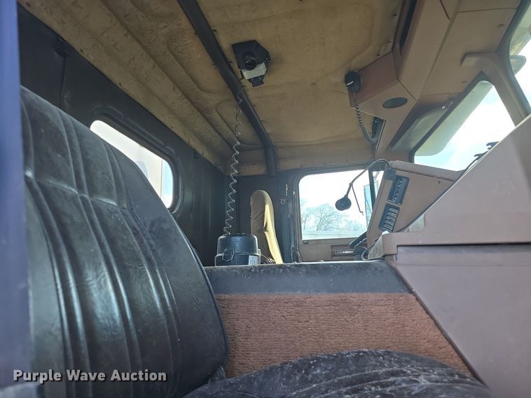 image for item DQ5285 1988 Freightliner  FL112 rescue vehicle