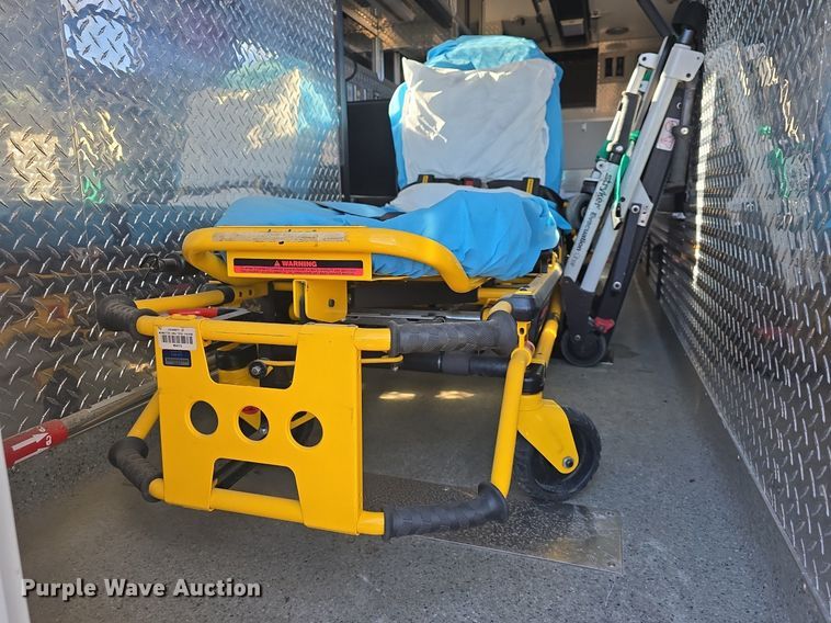 image for item DQ5285 1988 Freightliner  FL112 rescue vehicle