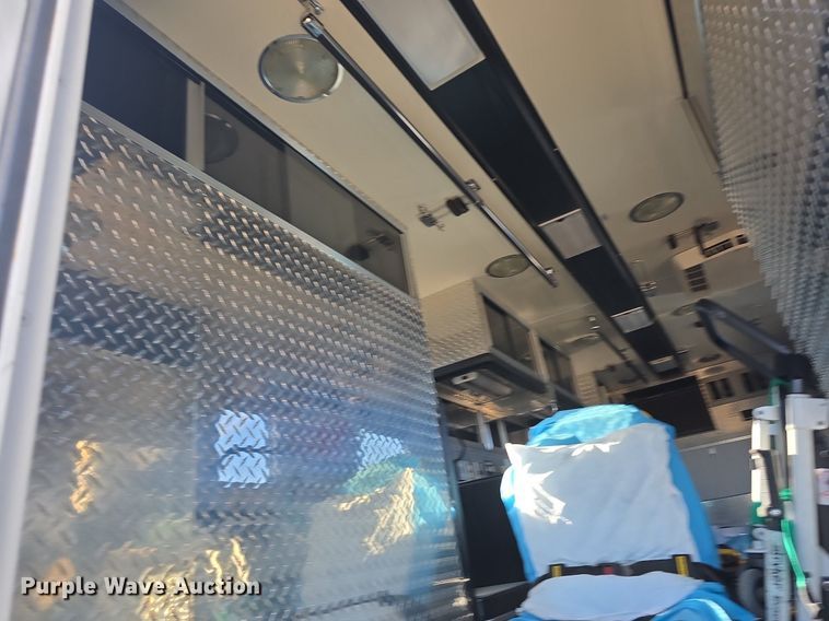 image for item DQ5285 1988 Freightliner  FL112 rescue vehicle