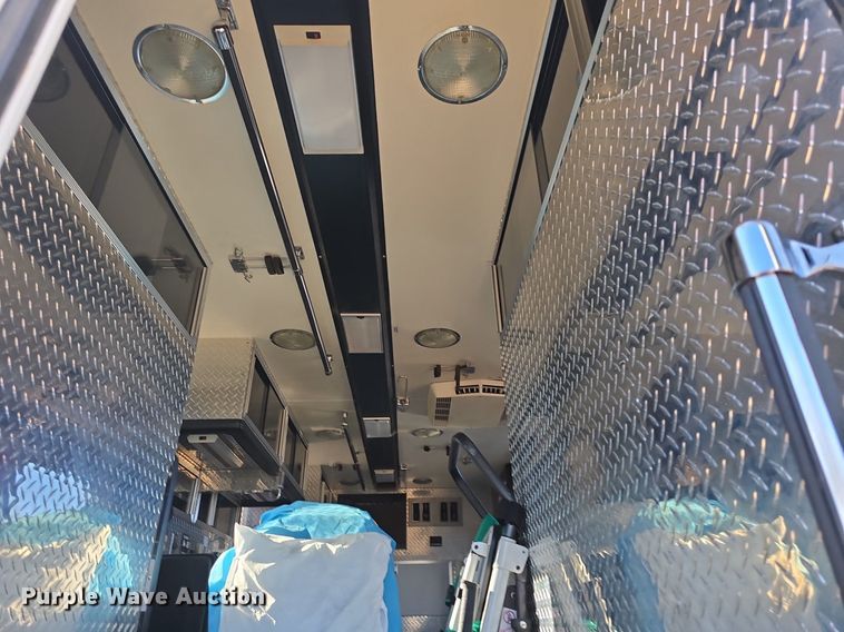 image for item DQ5285 1988 Freightliner  FL112 rescue vehicle