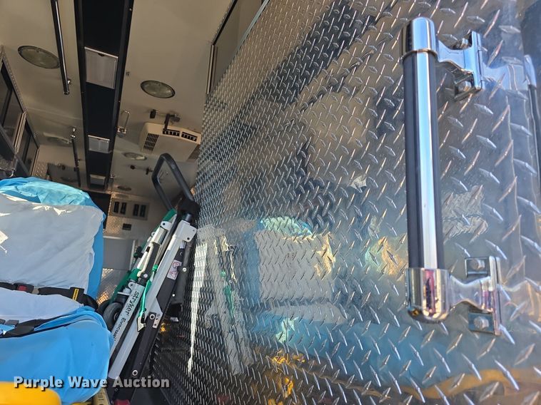 image for item DQ5285 1988 Freightliner  FL112 rescue vehicle