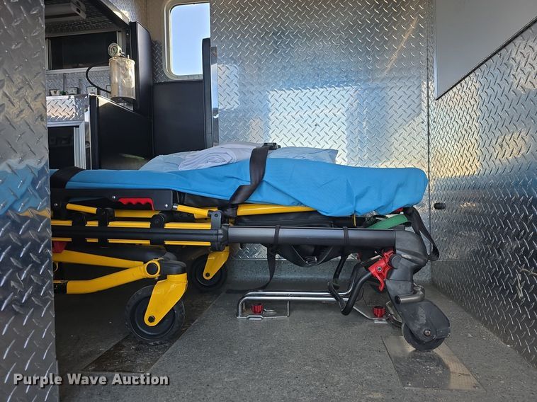 image for item DQ5285 1988 Freightliner  FL112 rescue vehicle