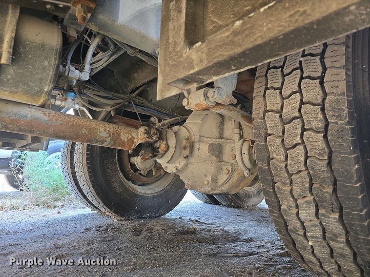 image for item DQ5285 1988 Freightliner  FL112 rescue vehicle