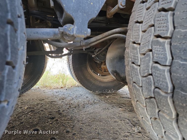 image for item DQ5285 1988 Freightliner  FL112 rescue vehicle