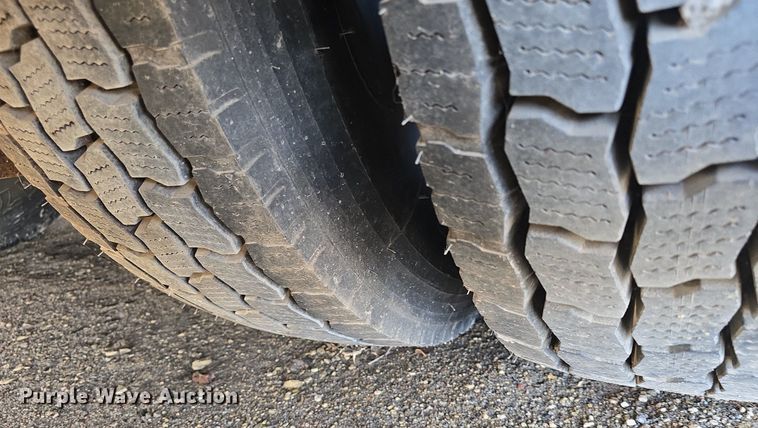 image for item DQ5285 1988 Freightliner  FL112 rescue vehicle