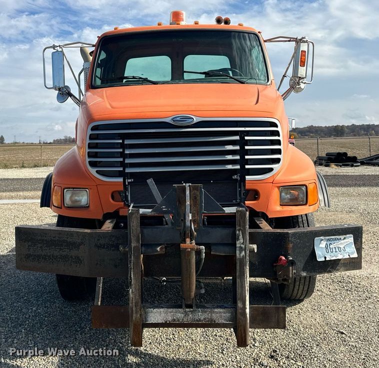 image for item DT2123 2009 Sterling L9500 truck cab and chassis