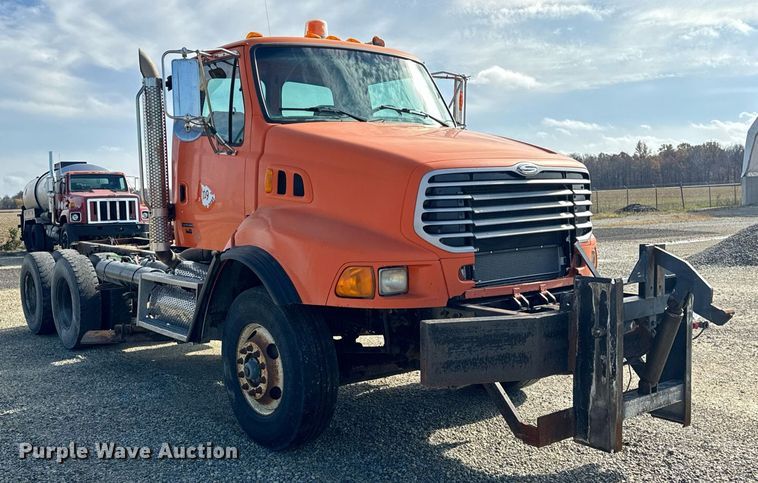 image for item DT2123 2009 Sterling L9500 truck cab and chassis