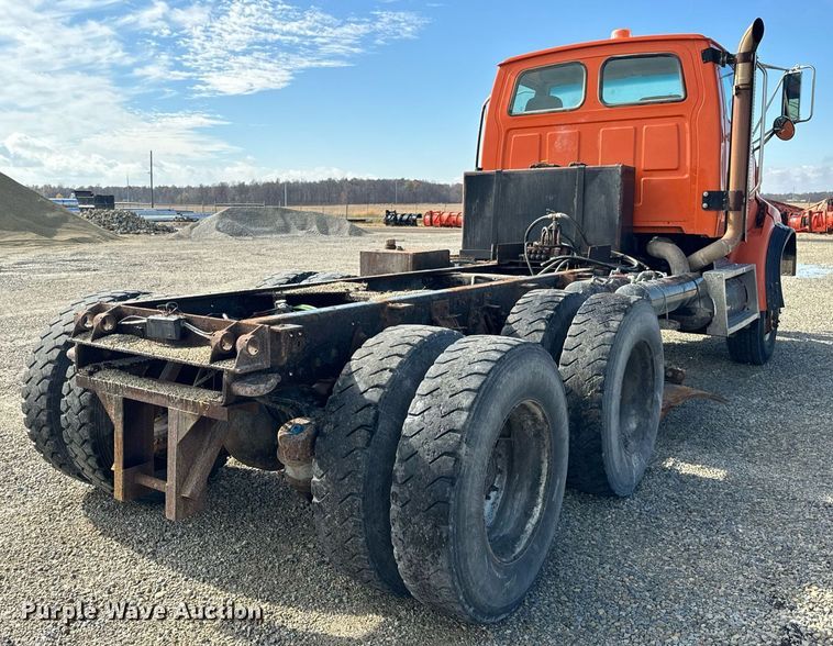 image for item DT2123 2009 Sterling L9500 truck cab and chassis