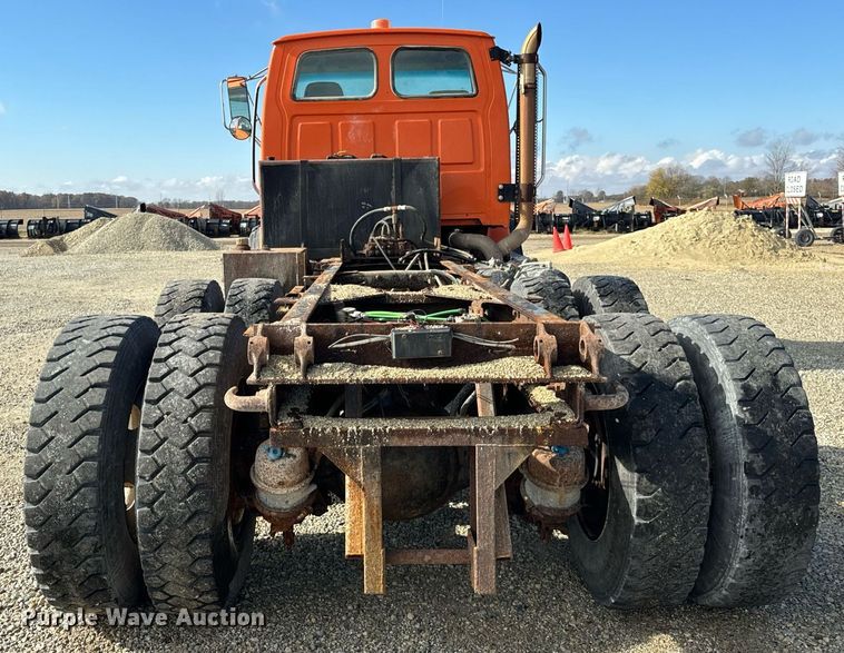 image for item DT2123 2009 Sterling L9500 truck cab and chassis