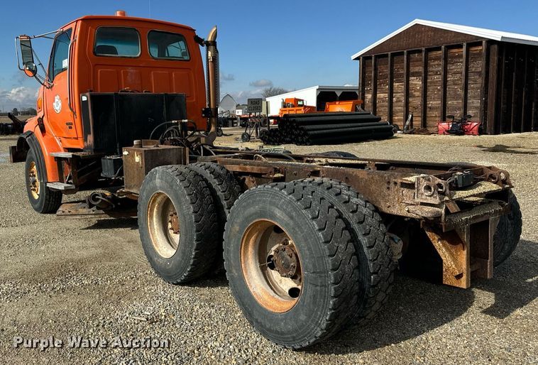 image for item DT2123 2009 Sterling L9500 truck cab and chassis