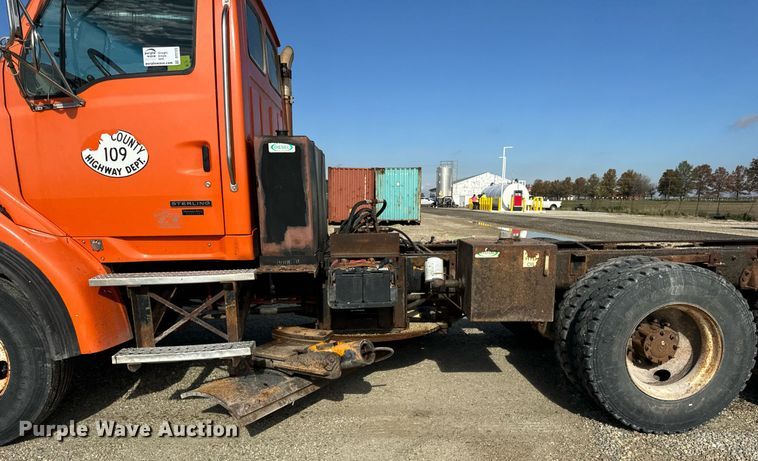 image for item DT2123 2009 Sterling L9500 truck cab and chassis