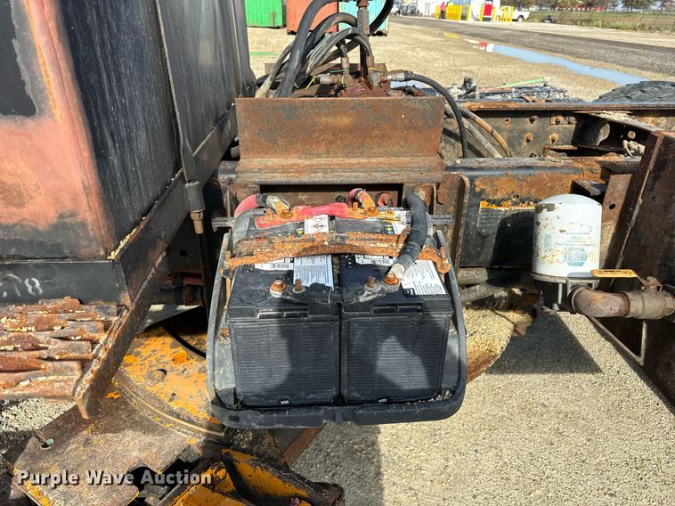 image for item DT2123 2009 Sterling L9500 truck cab and chassis