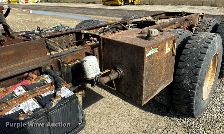 image for item DT2123 2009 Sterling L9500 truck cab and chassis