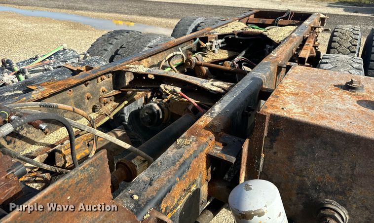 image for item DT2123 2009 Sterling L9500 truck cab and chassis