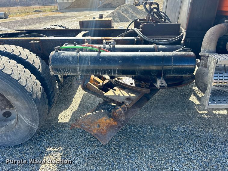 image for item DT2123 2009 Sterling L9500 truck cab and chassis