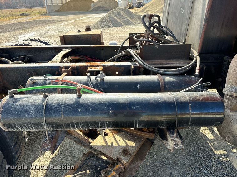 image for item DT2123 2009 Sterling L9500 truck cab and chassis