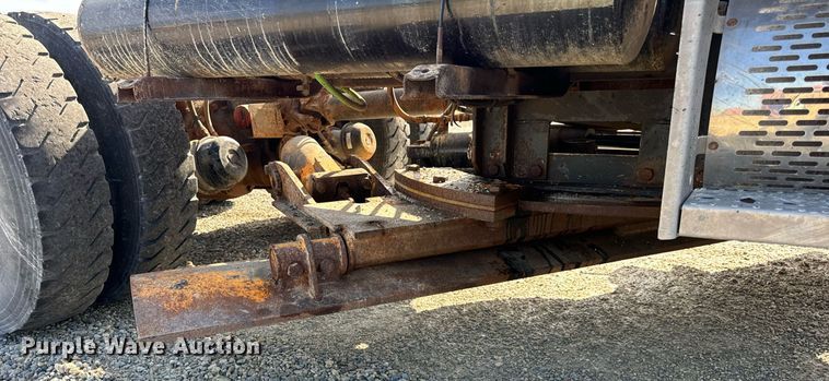 image for item DT2123 2009 Sterling L9500 truck cab and chassis