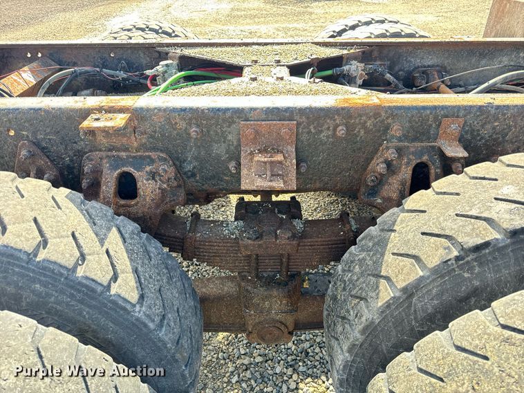 image for item DT2123 2009 Sterling L9500 truck cab and chassis