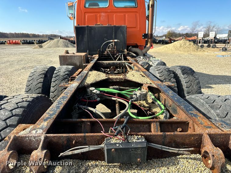 image for item DT2123 2009 Sterling L9500 truck cab and chassis