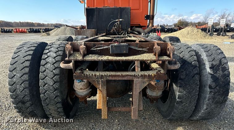 image for item DT2123 2009 Sterling L9500 truck cab and chassis