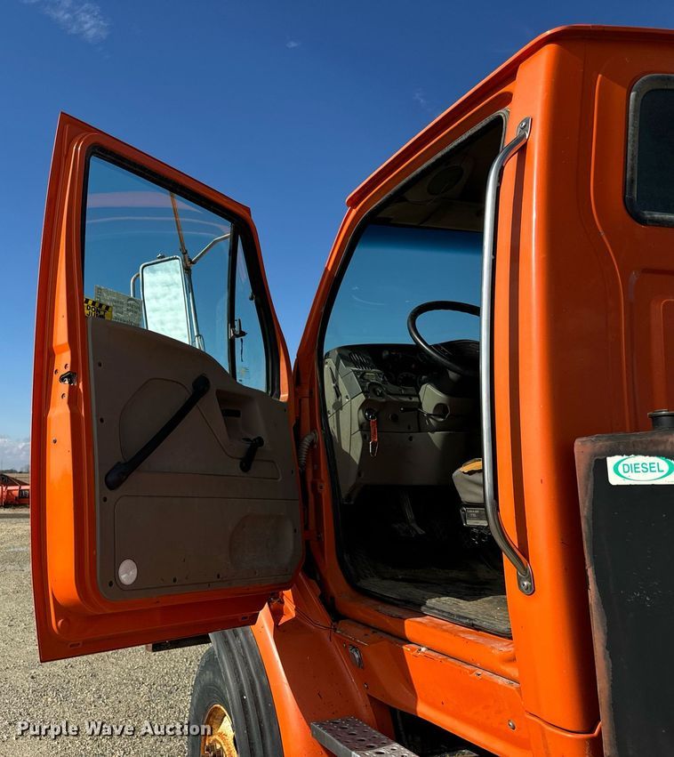 image for item DT2123 2009 Sterling L9500 truck cab and chassis