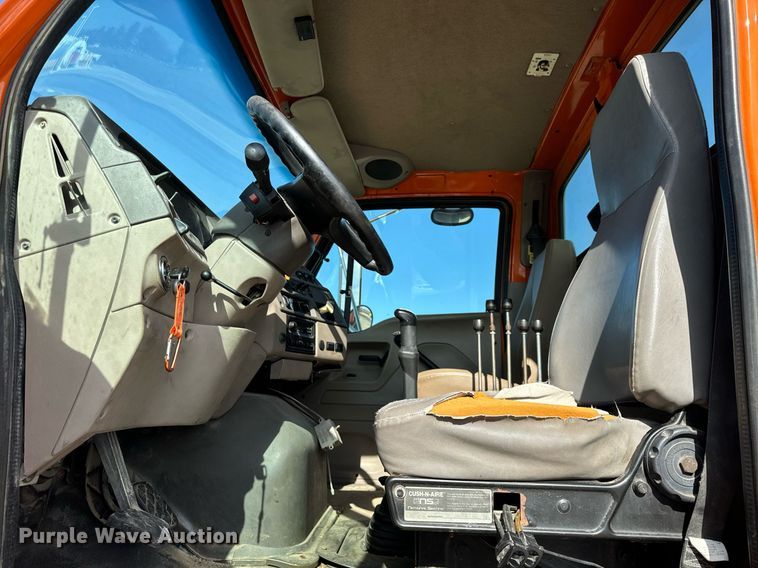 image for item DT2123 2009 Sterling L9500 truck cab and chassis