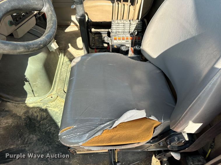 image for item DT2123 2009 Sterling L9500 truck cab and chassis