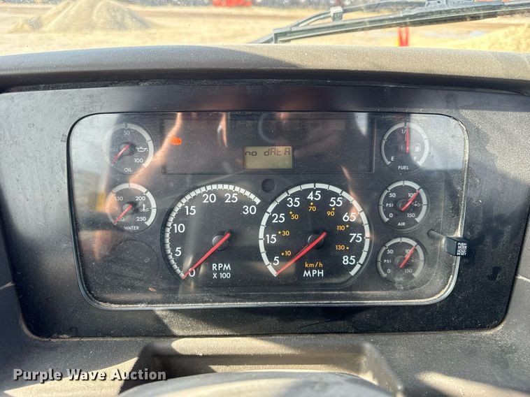 image for item DT2123 2009 Sterling L9500 truck cab and chassis