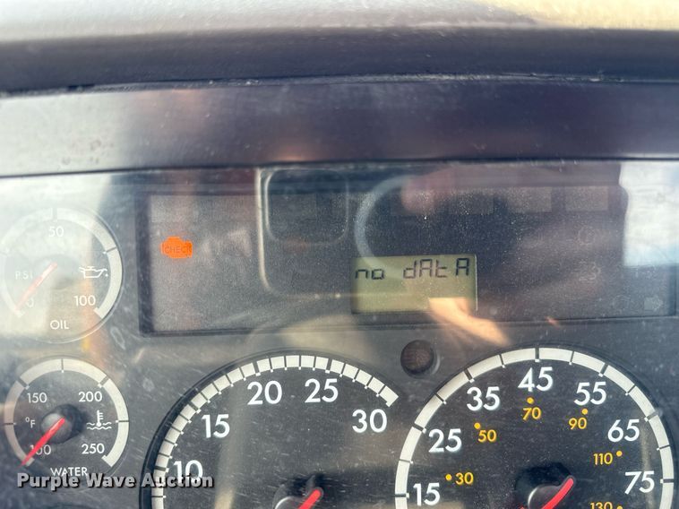 image for item DT2123 2009 Sterling L9500 truck cab and chassis