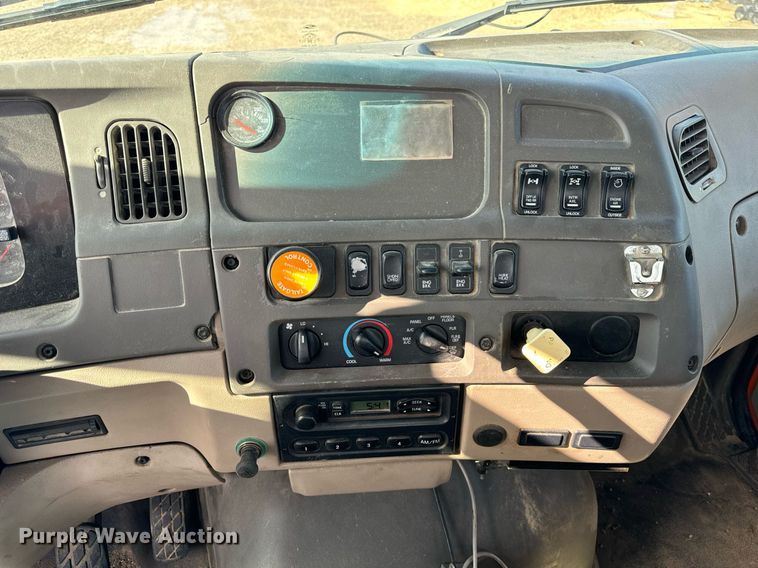 image for item DT2123 2009 Sterling L9500 truck cab and chassis