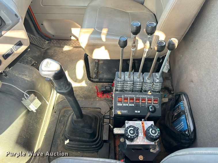 image for item DT2123 2009 Sterling L9500 truck cab and chassis