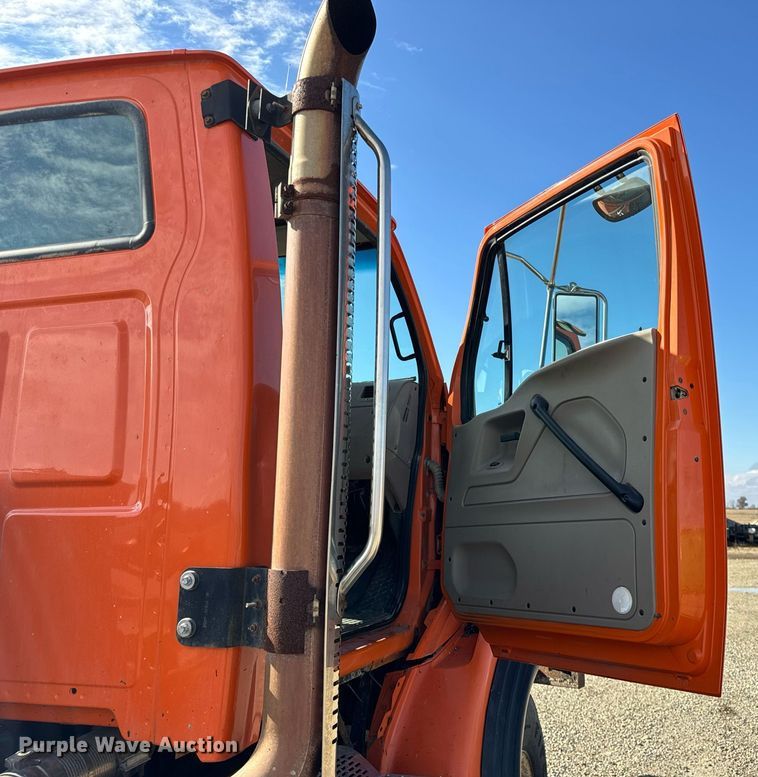 image for item DT2123 2009 Sterling L9500 truck cab and chassis