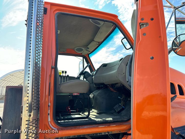 image for item DT2123 2009 Sterling L9500 truck cab and chassis