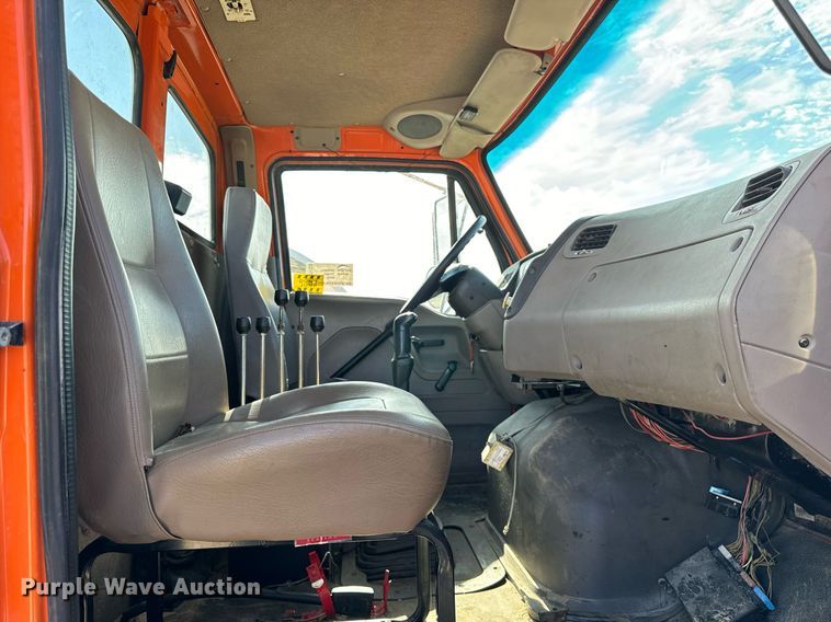 image for item DT2123 2009 Sterling L9500 truck cab and chassis